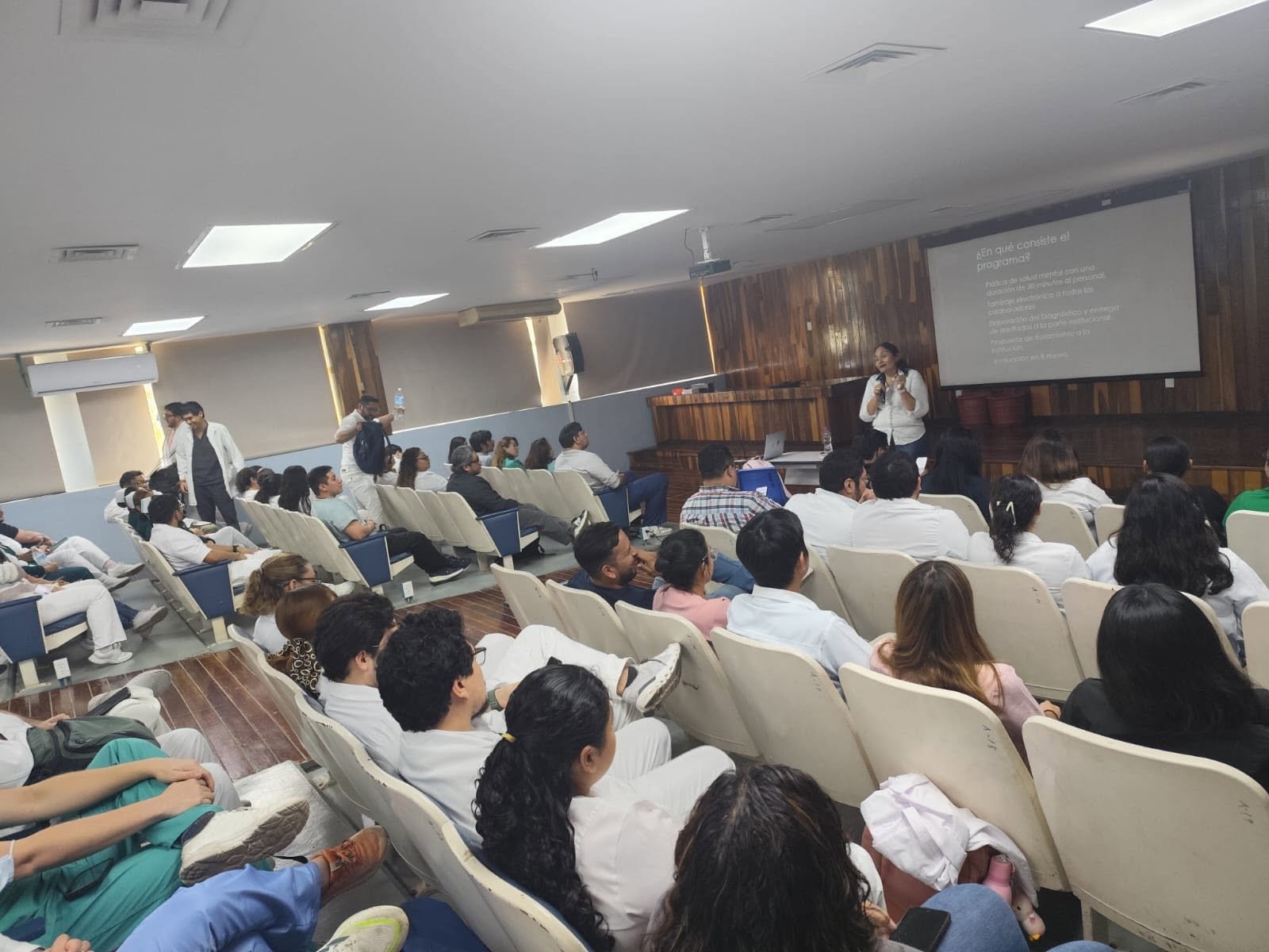 Grupo de personas conversando en un círculo de apoyo emocional