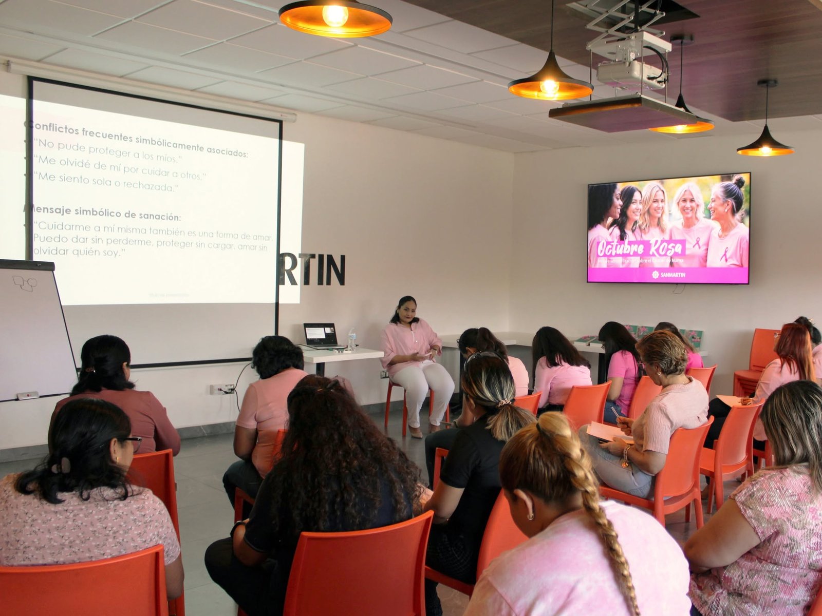Personas aprendiendo un oficio en un taller comunitario